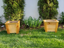 Load image into Gallery viewer, Cedar Planters - Short
